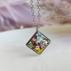 naszyjnik z kwiatami w zywicy