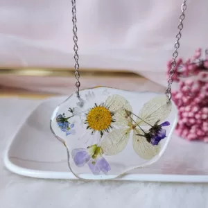 Naszyjnik z kwiatami w żywicy