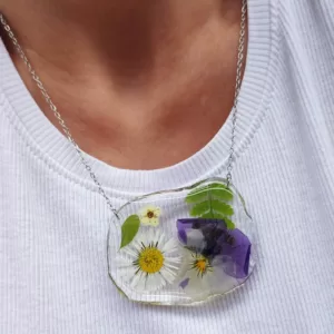 Duży naszyjnik z prawdziwymi kwiatami
