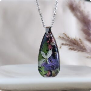 Naszyjnik z kwiatami na czarnym tle