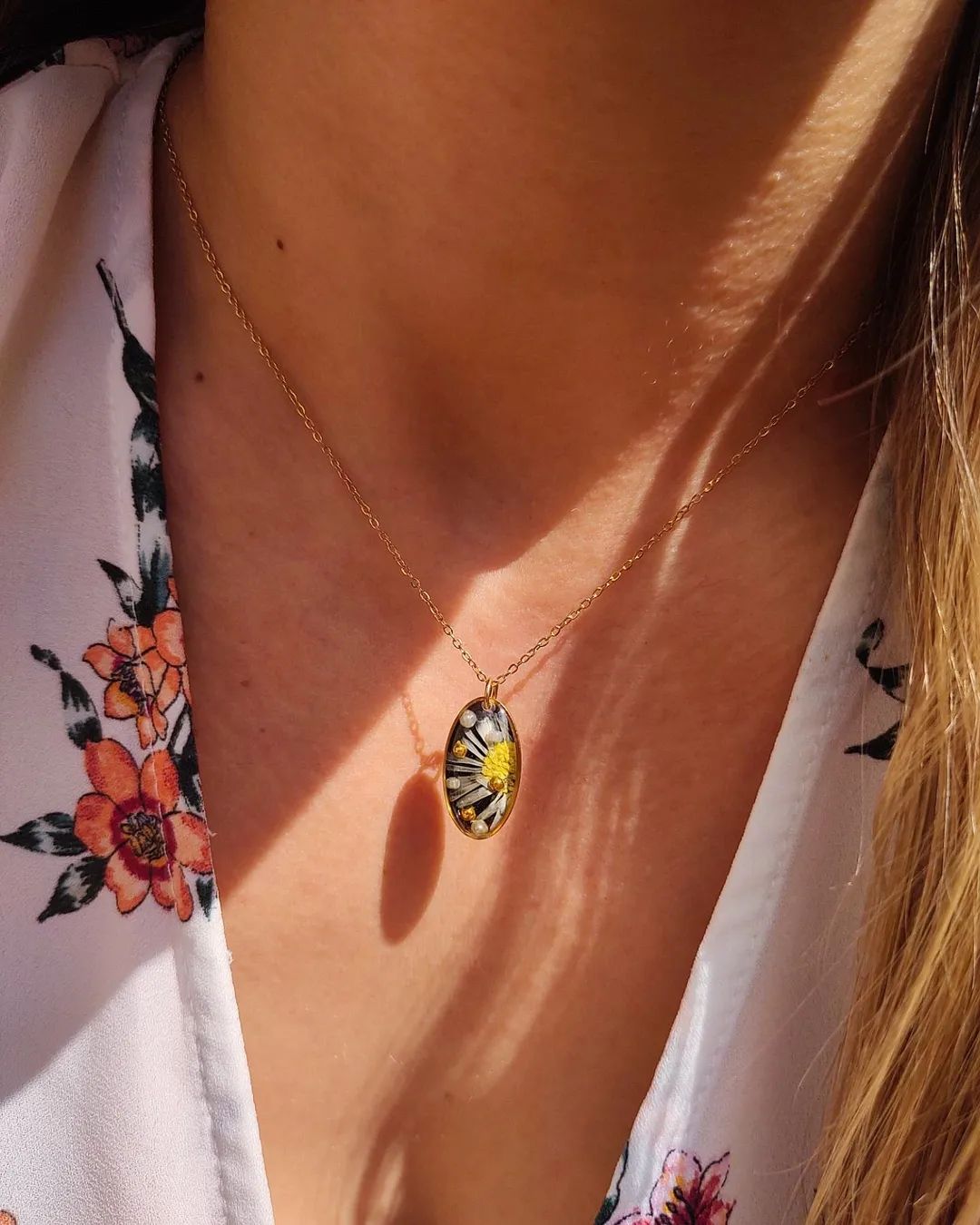 Naszyjnik ze stokrotką i perełkami