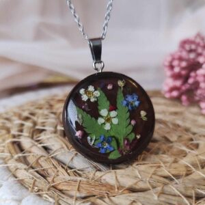 Drewniany naszyjnik z kwiatami