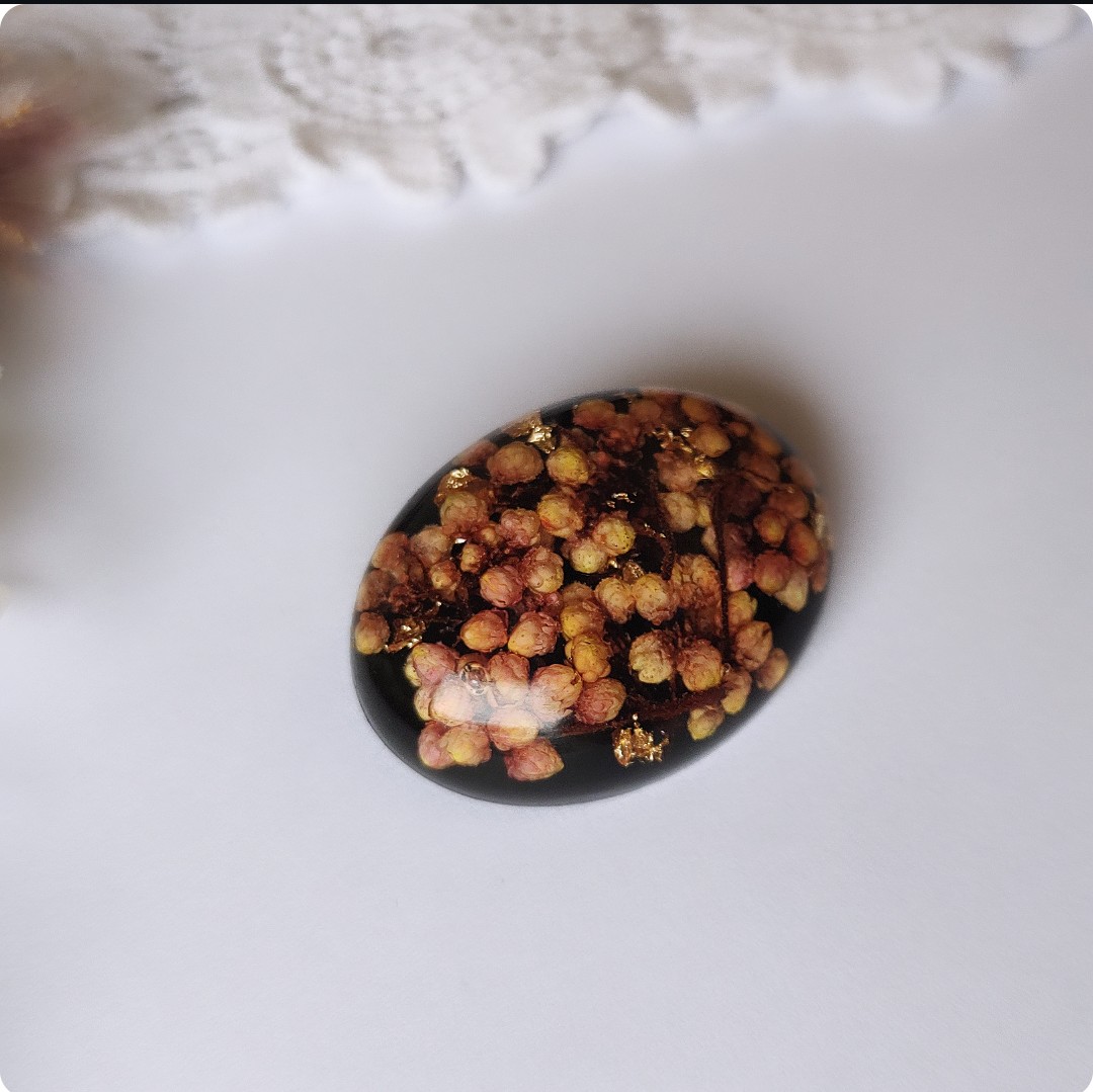 Owalna broszka z kwiatami - obrazek 2