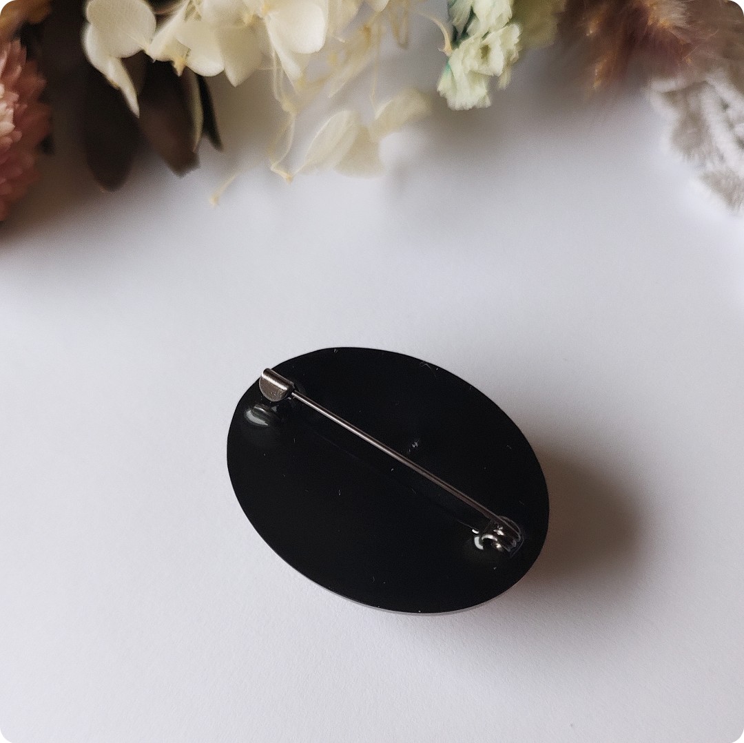 Owalna broszka z kwiatami - obrazek 3