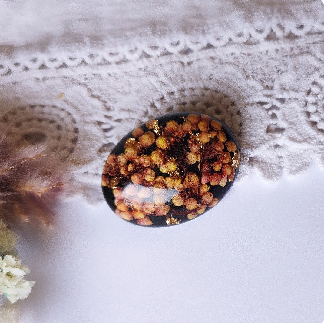 Owalna broszka z kwiatami