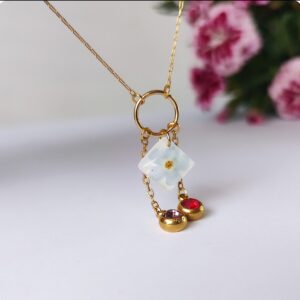 Naszyjnik z niezapominajką i zawieszkami