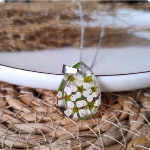 Naszyjnik łezka z kwiatami tawuły