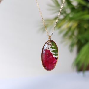 Naszyjnik z czerwonymi płatkami