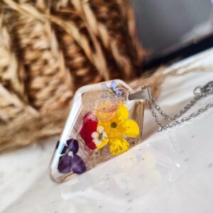 Naszyjnik z kwiatami w żywicy