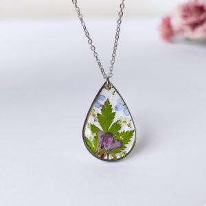 Naszyjnik z kwiatami i paprocią