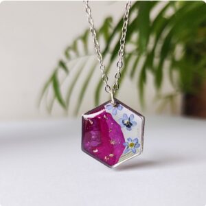 Naszyjnik z niezapominajkami i płatkami róż