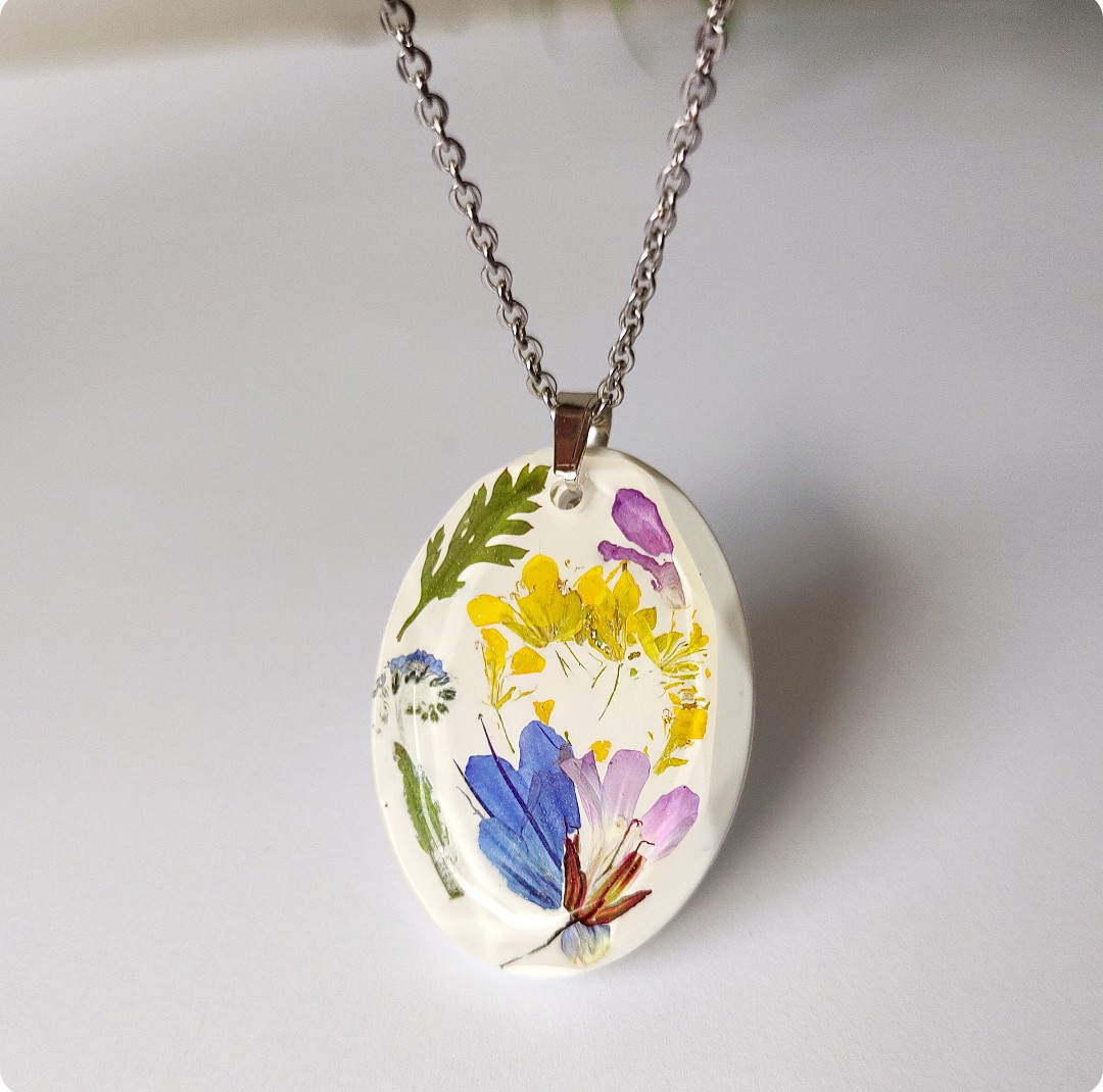 Naszyjnik z kwiatami na białym tle - obrazek 2