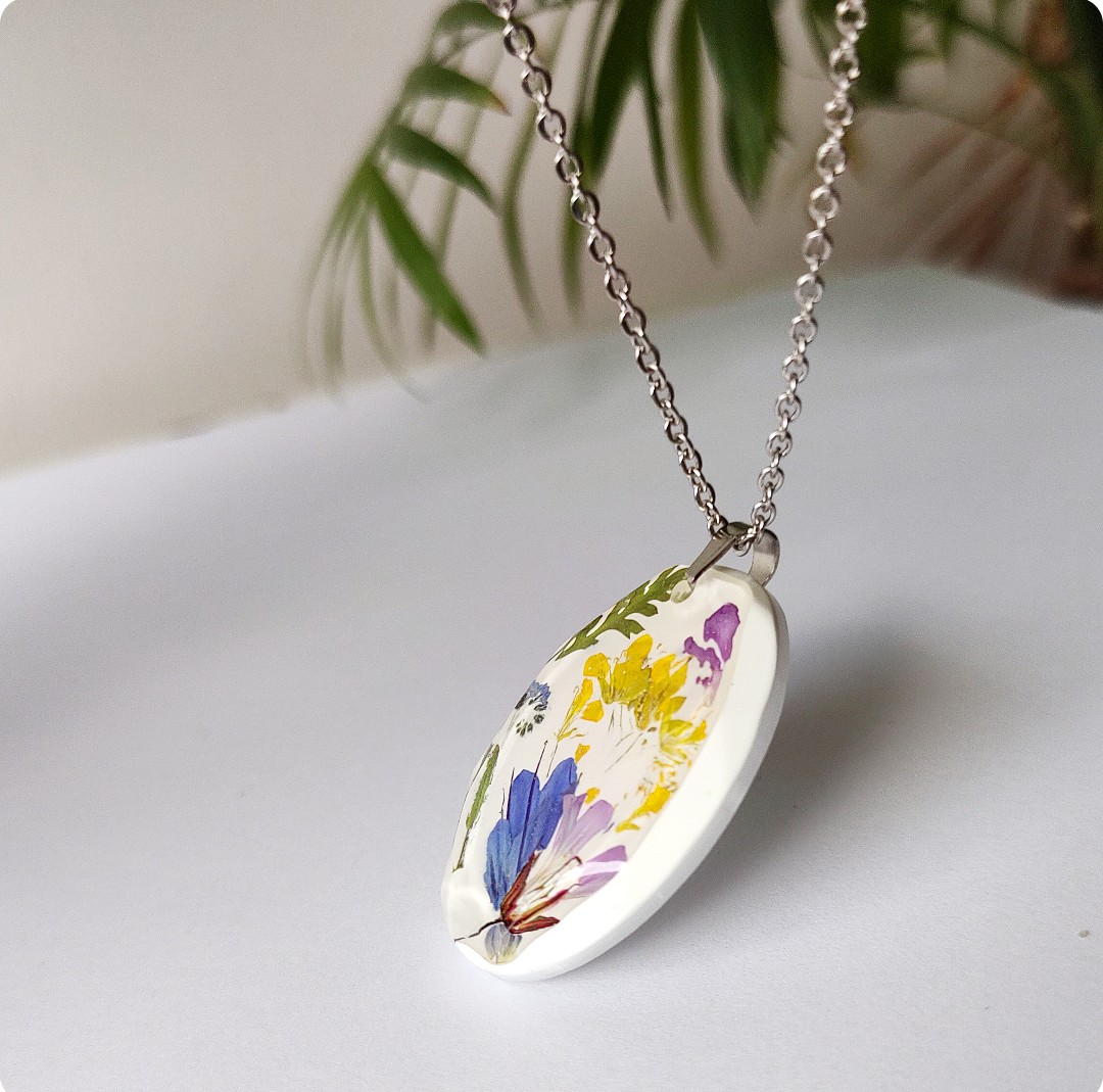 Naszyjnik z kwiatami na białym tle - obrazek 3