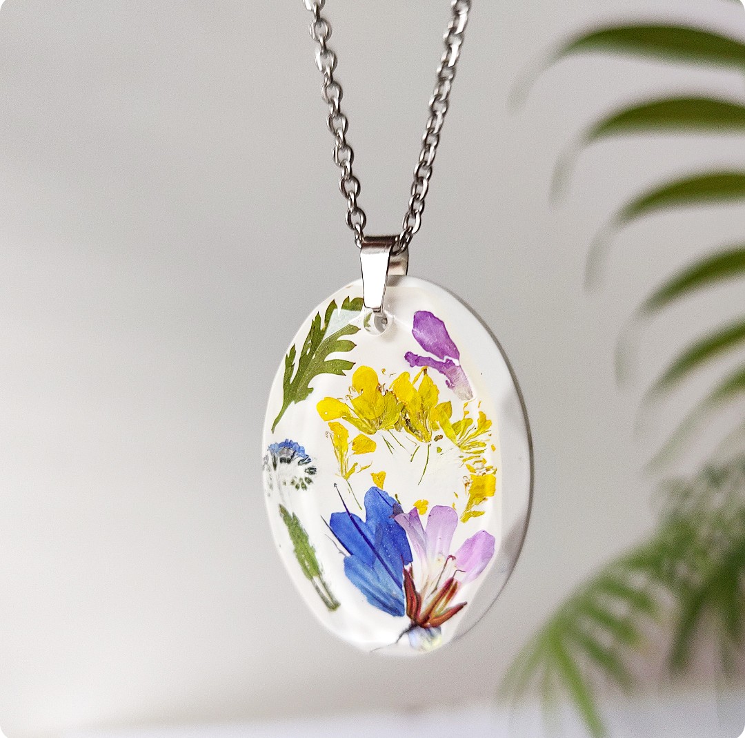 Naszyjnik z kwiatami na białym tle - obrazek 4