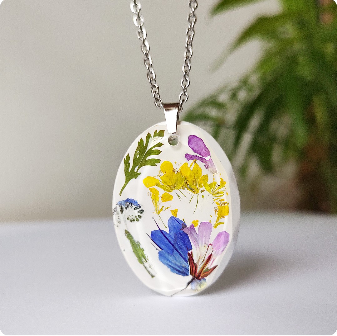 Naszyjnik z kwiatami na białym tle - obrazek 5