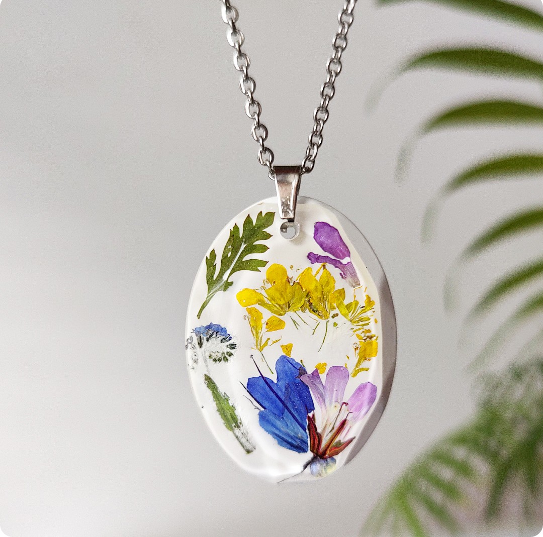 Naszyjnik z kwiatami na białym tle - obrazek 6