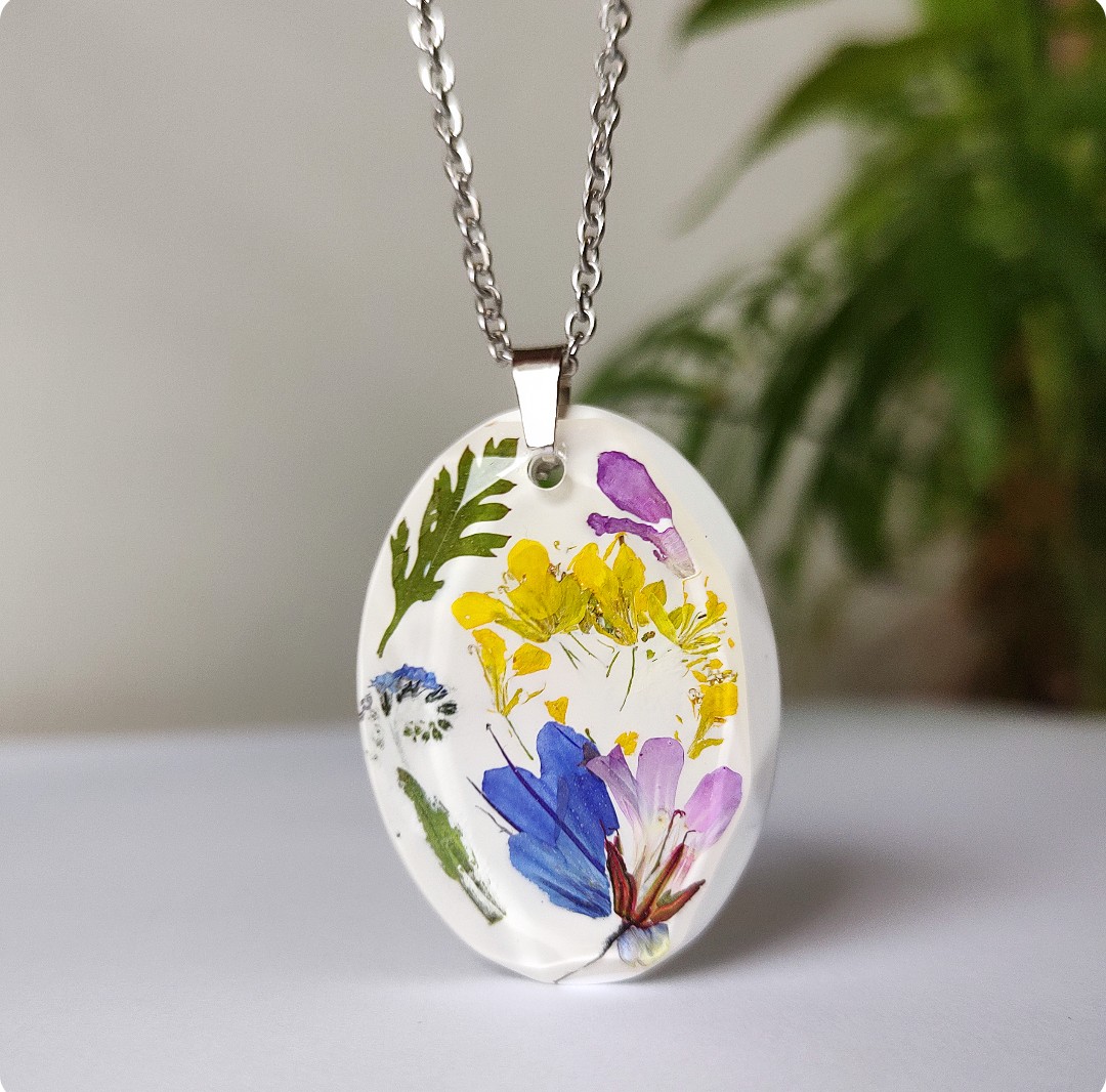 Naszyjnik z kwiatami na białym tle