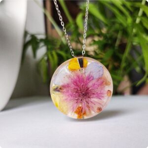 Duży naszyjnik z kwiatami