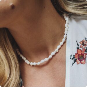 Wakacyjny choker z muszelek