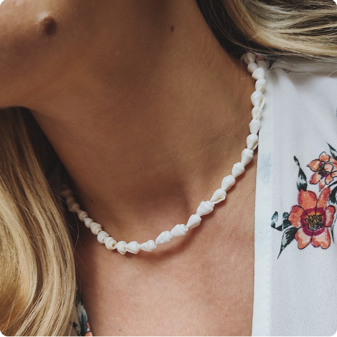 Wakacyjny choker z muszelek