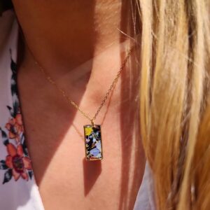 Naszyjnik z kwiatami na czarnym tle