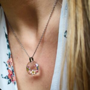 Naszyjnik z delikatnymi kwiatami