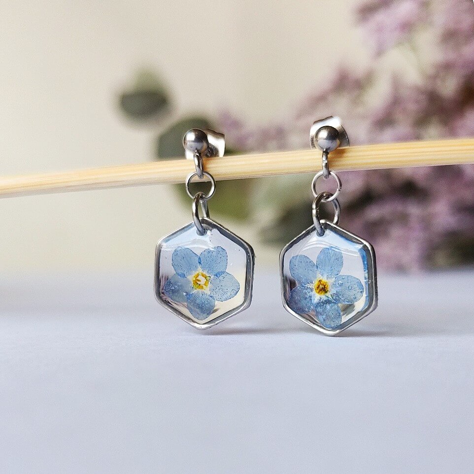 Delikatne kolczyki z niezapominajkami - obrazek 3