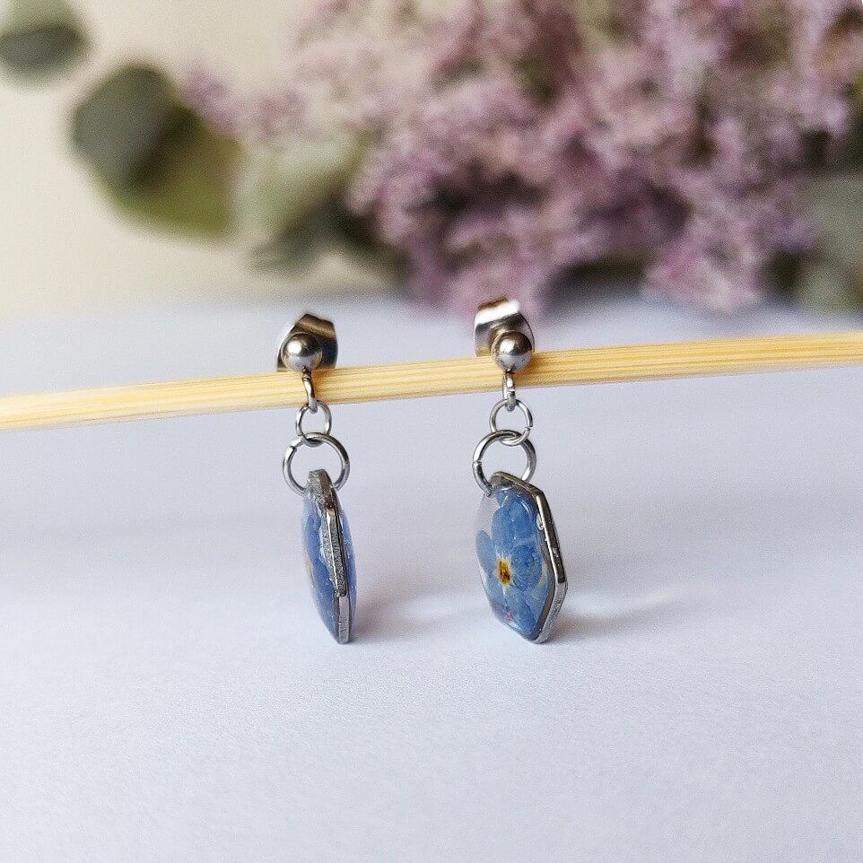 Delikatne kolczyki z niezapominajkami - obrazek 4