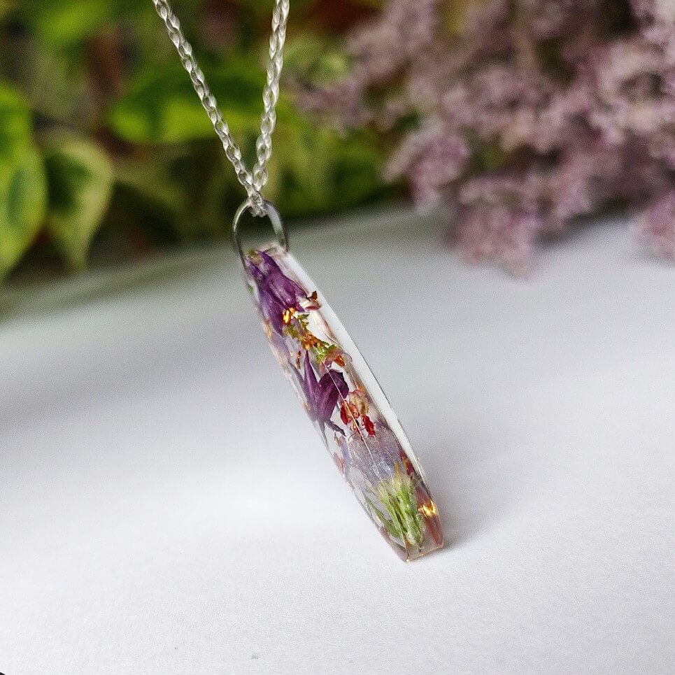 Naszyjnik z płatkami kwiatów - obrazek 3