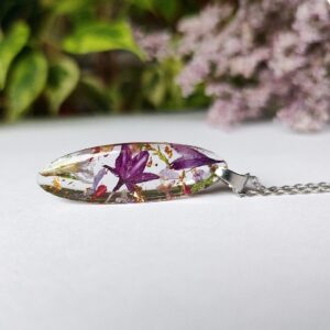 Naszyjnik z płatkami kwiatów