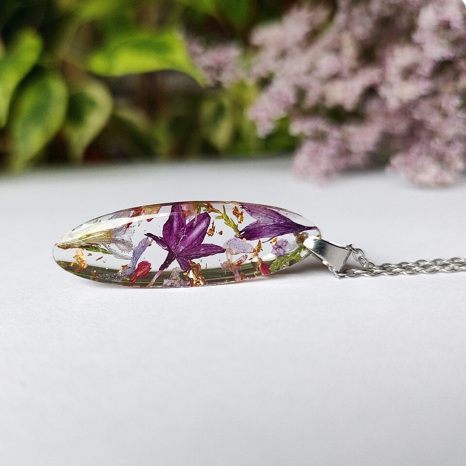 Naszyjnik z płatkami kwiatów