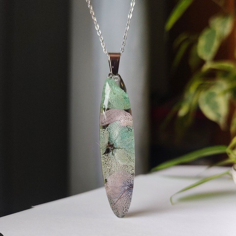 Podłużny naszyjnik z hortensją - obrazek 2