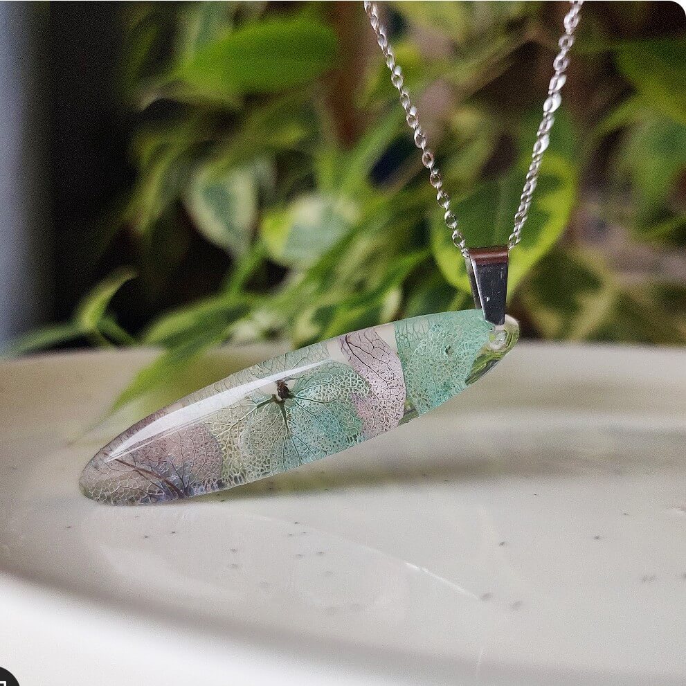 Podłużny naszyjnik z hortensją - obrazek 3