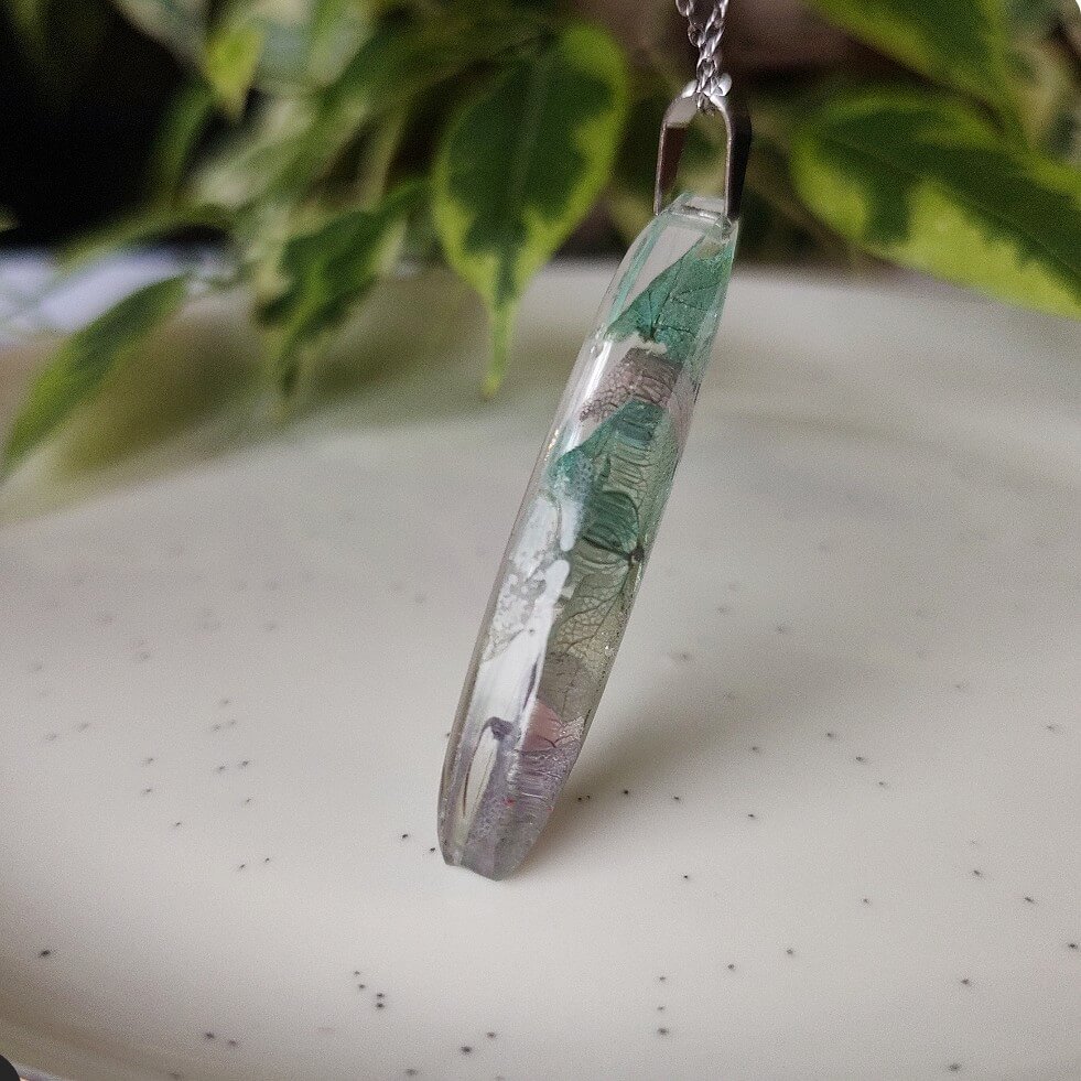 Podłużny naszyjnik z hortensją - obrazek 4