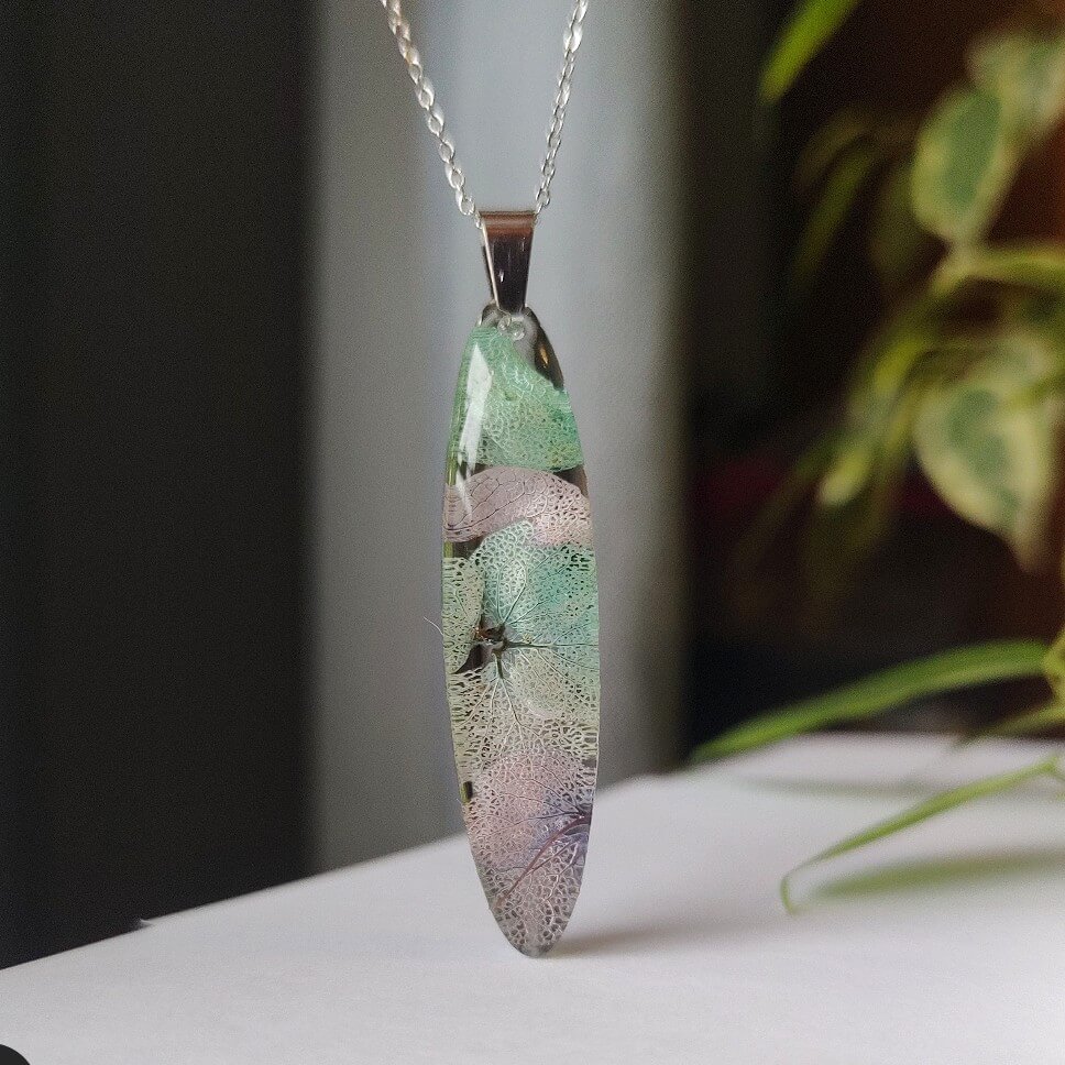 Podłużny naszyjnik z hortensją - obrazek 5