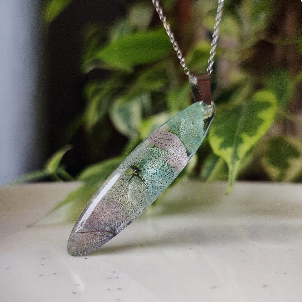 Podłużny naszyjnik z hortensją - obrazek 6