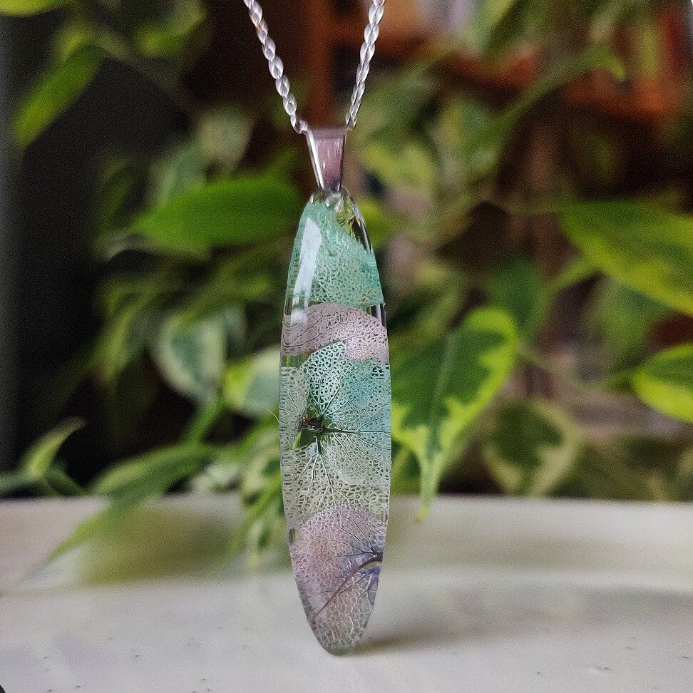 Podłużny naszyjnik z hortensją