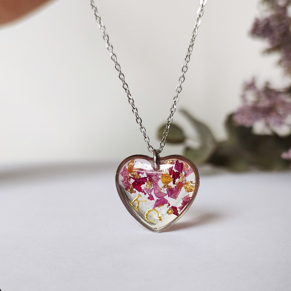 Naszyjnik serce z drobinkami róży