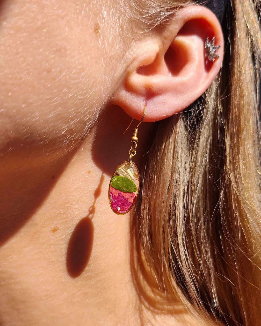 Kolczyki z kwiatami i drobinkami złota