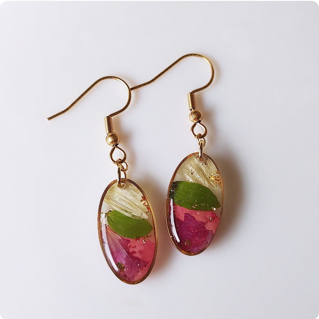 Kolczyki z kwiatami i drobinkami złota - obrazek 2