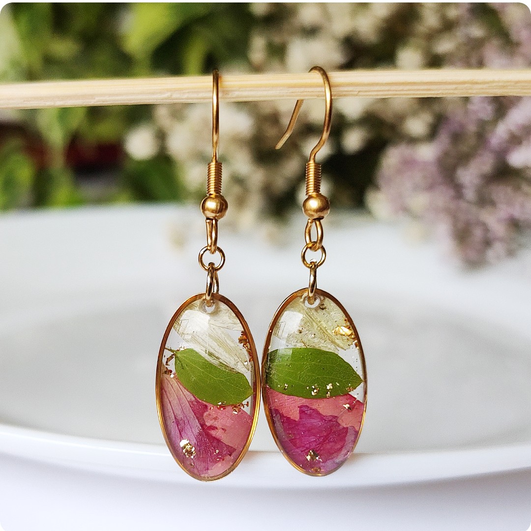 Kolczyki z kwiatami i drobinkami złota - obrazek 3