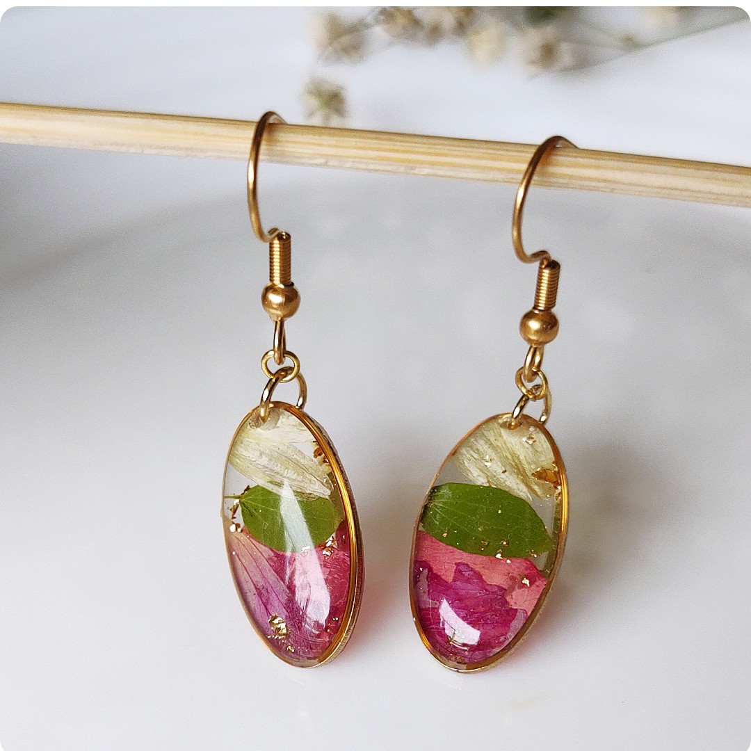 Kolczyki z kwiatami i drobinkami złota - obrazek 5