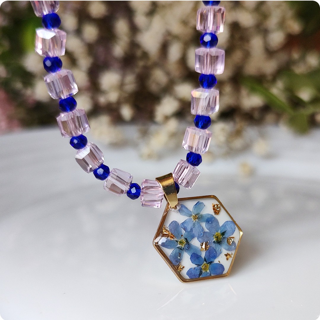 Koralikowy naszyjnik z niezapominajkami - obrazek 2