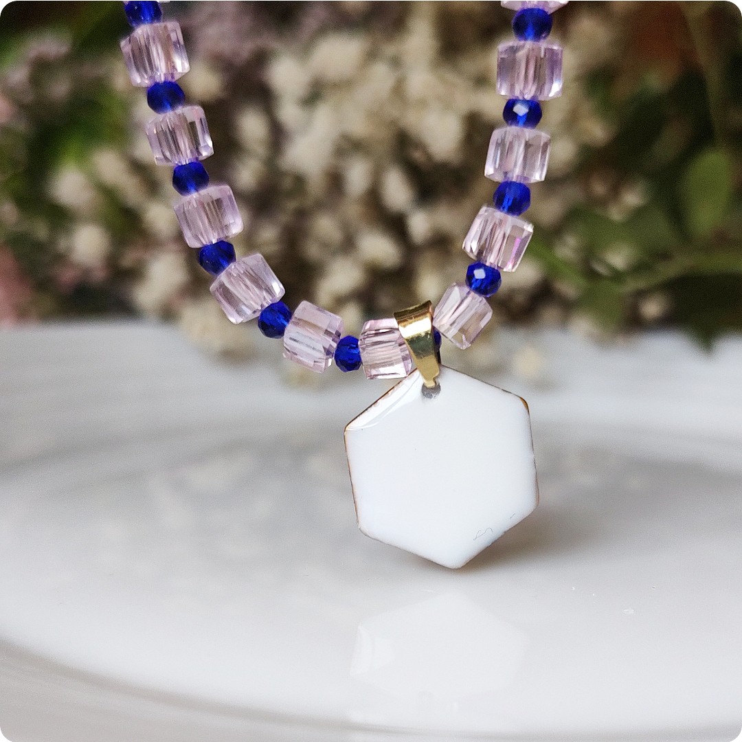 Koralikowy naszyjnik z niezapominajkami - obrazek 3