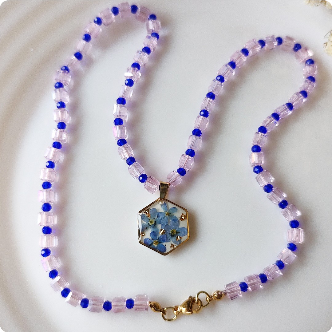 Koralikowy naszyjnik z niezapominajkami - obrazek 4