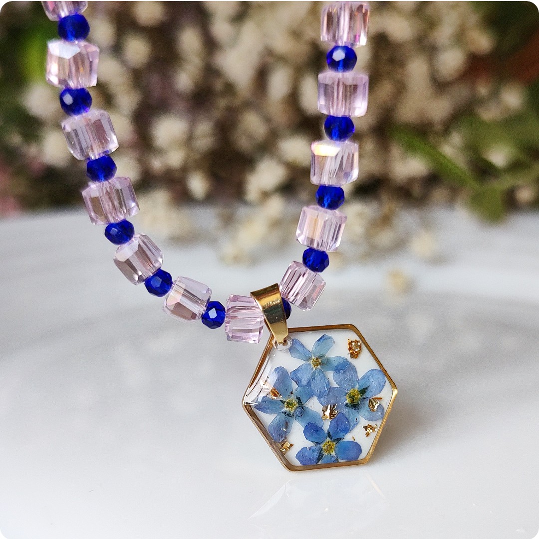 Koralikowy naszyjnik z niezapominajkami - obrazek 5