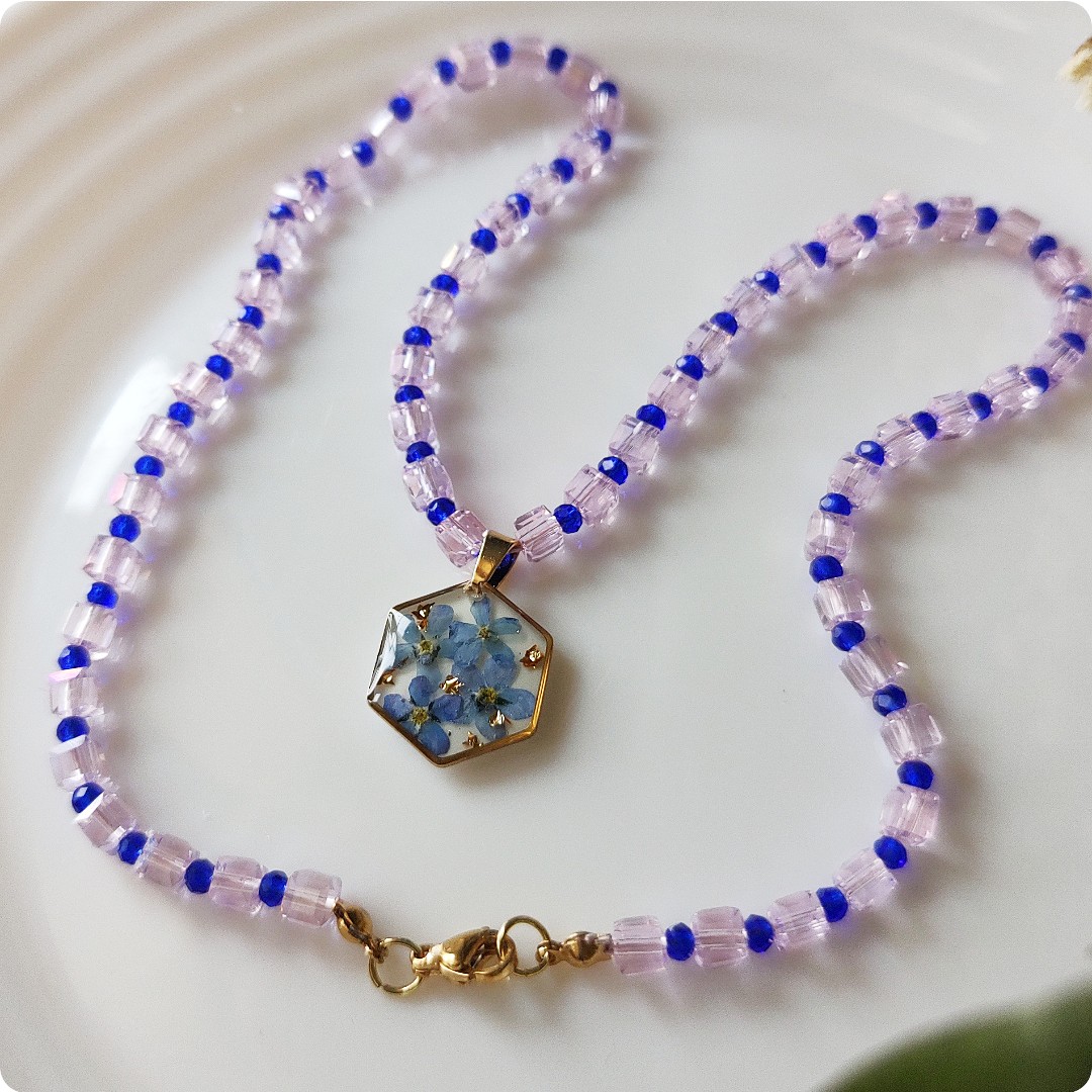 Koralikowy naszyjnik z niezapominajkami