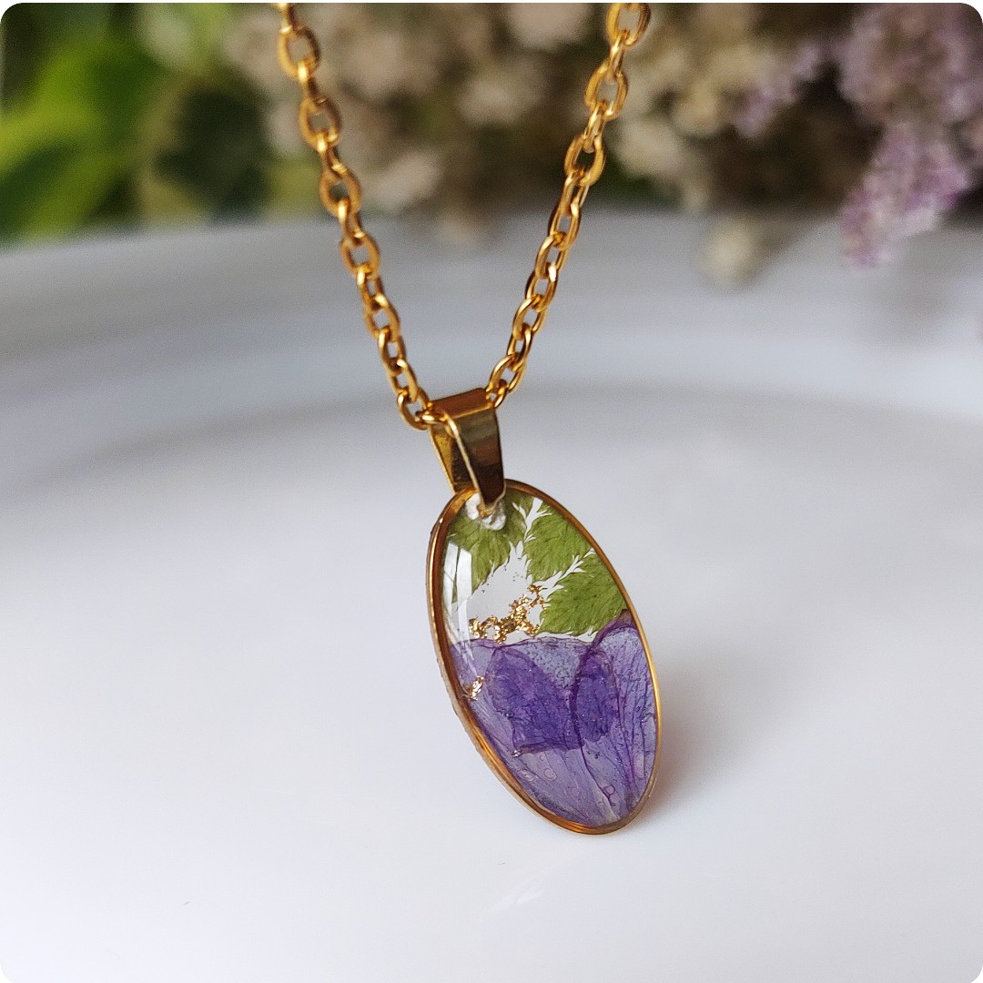 Naszyjnik z paprocią i fioletowymi płatkami - obrazek 2