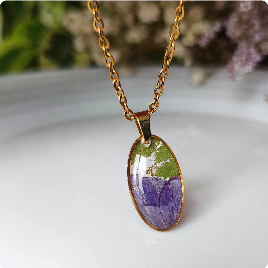 Naszyjnik z paprocią i fioletowymi płatkami - obrazek 3