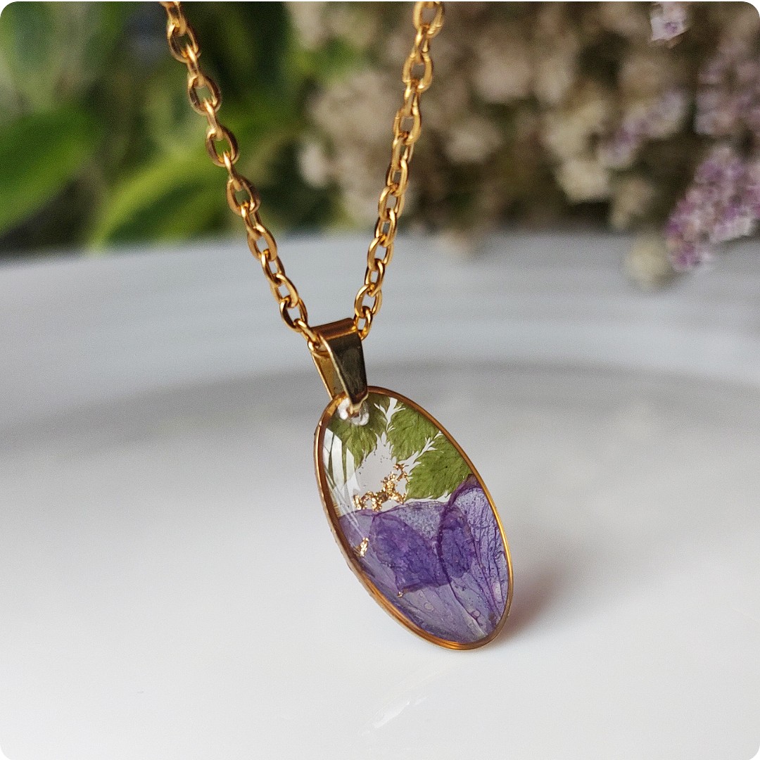Naszyjnik z paprocią i fioletowymi płatkami - obrazek 4